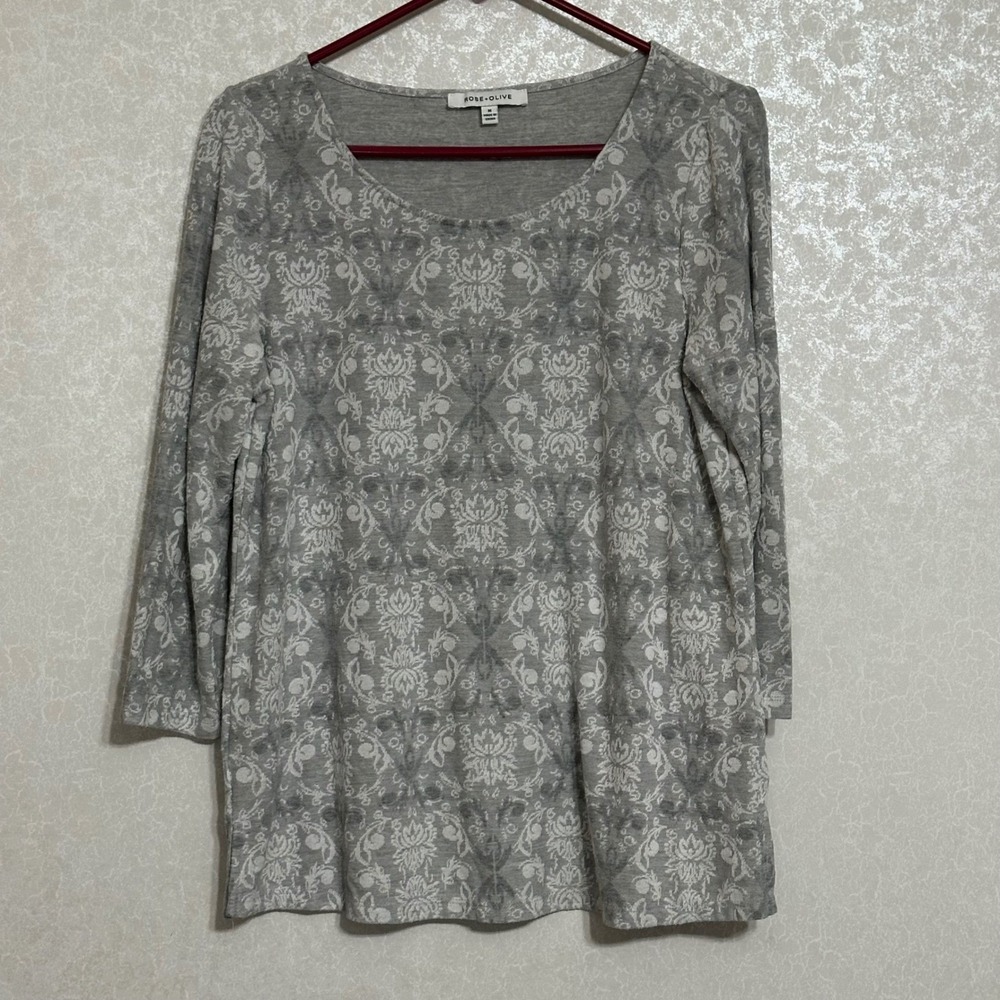 Rose & Olive Gray Shirt Off White Damask Print 3/4 Sleeve Scoop Neck Knit Top M